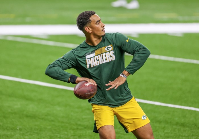 Packers qb jordan love helps fan out of snow drift during blizzard