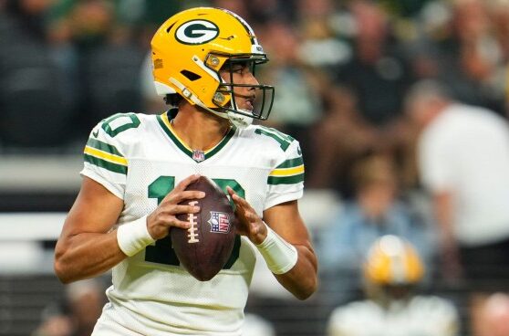 Packers qb jordan love helps fan out of snow drift during blizzard