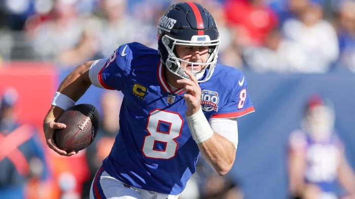 Daniel jones nj temple passes duke independence ncaa quarterback bowl against half college football during first an giants Daniel jones says giants scouting nfl draft qbs is the nature of our business