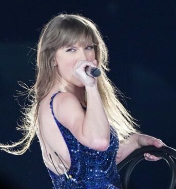 Taylor swift reacts to chiefs super bowl rings hypes mecole hardmans new contract
