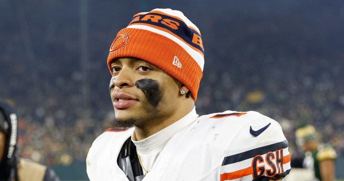Nfl rumors bears open to waiting on justin fields trade until cousins mayfield sign