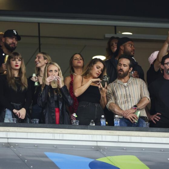 Photo nfls travis kelce tom cruise meet at taylor swifts eras tour concert