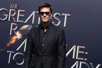 Eli manning trolls tom brady over super bowls to joke about missing netflix roast
