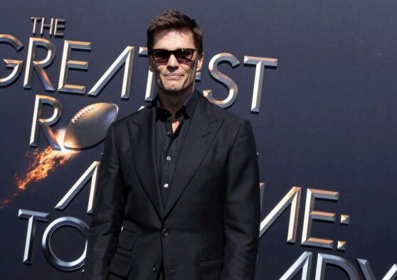Eli manning trolls tom brady over super bowls to joke about missing netflix roast