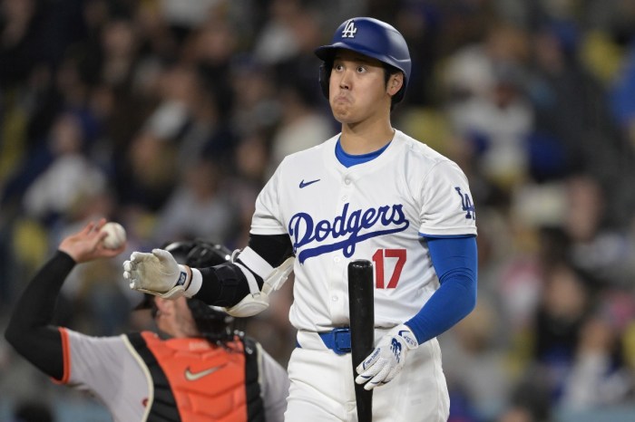 Dodgers fan who caught shohei ohtani hr to get on field experience after controversy