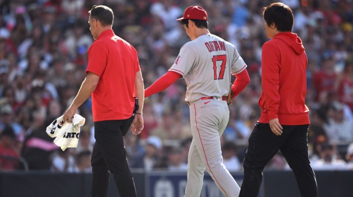 Dodgers shohei ohtani playing through hamstring injury manager dave roberts says