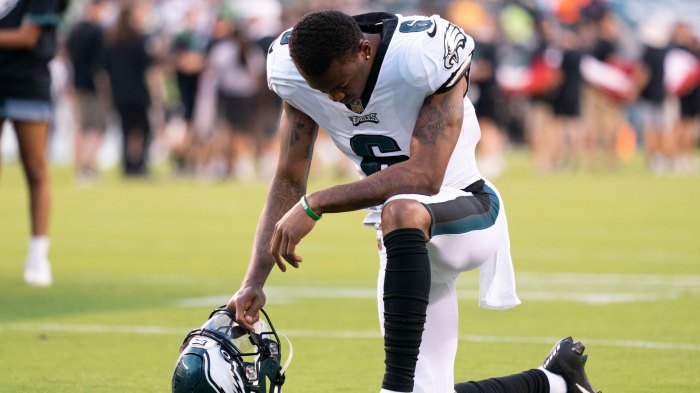 Eagles devonta smith seen on crutches in walking boot after injury vs cardinals