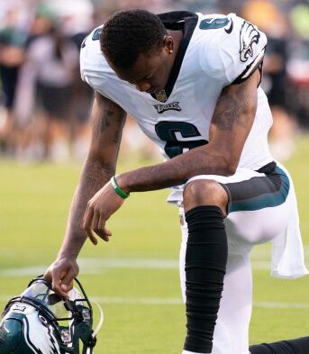 Eagles devonta smith seen on crutches in walking boot after injury vs cardinals